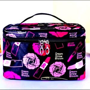 💄NWOT Glamorous Print,  Zippered Makeup bag! 💄